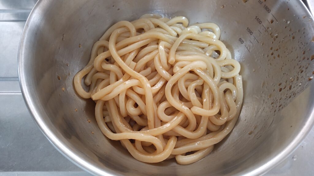 レンジで解凍したうどんと混ぜ合わせる