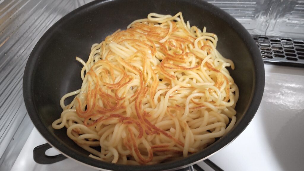 きつね色の麺