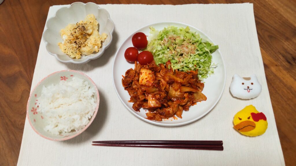 夕飯の献立（マヨ豚キムチとポテトサラダ）