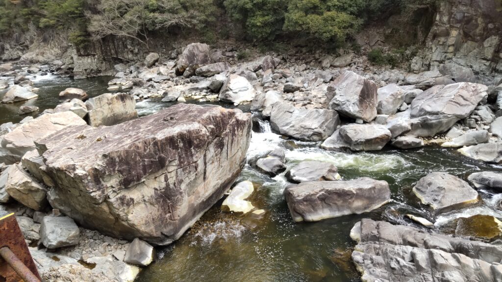 川の巨大岩