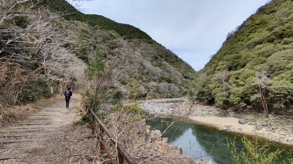 岩山と川と道