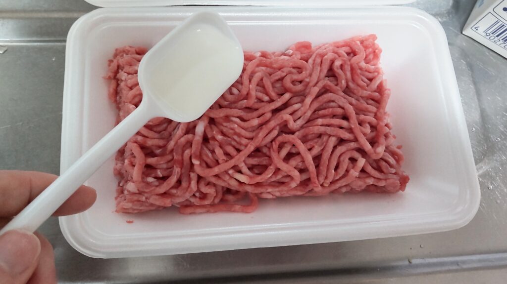 ひき肉に牛乳をかける