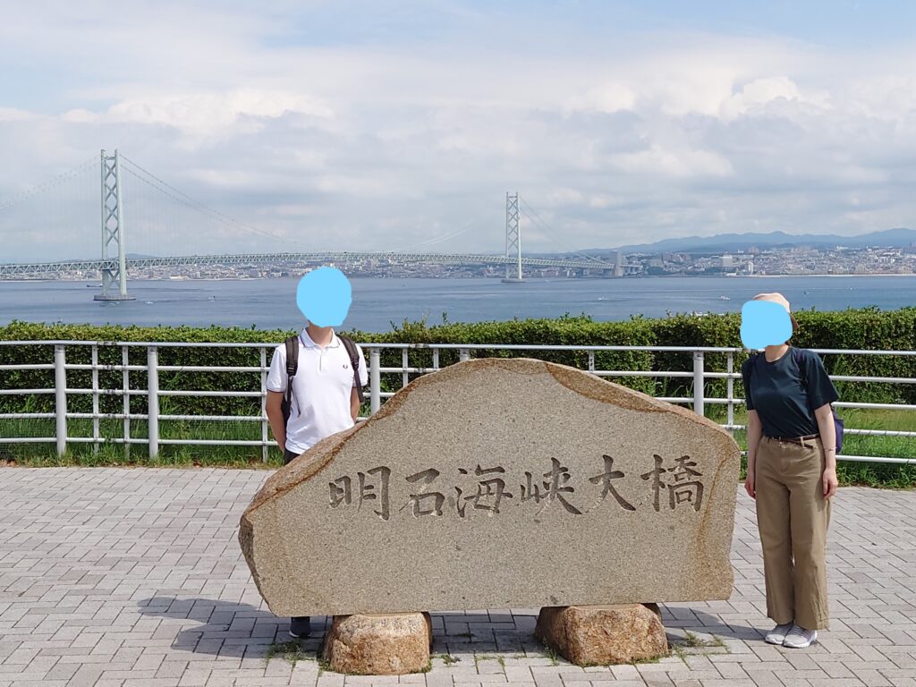 明石海峡大橋を背景に撮影