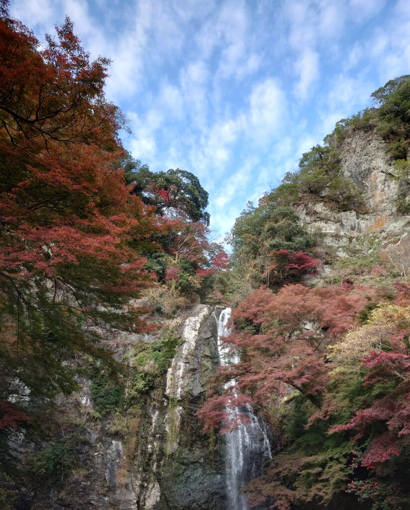 滝と空