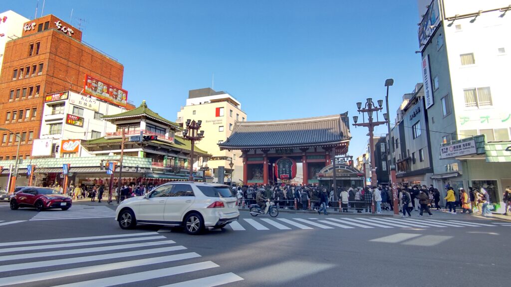 雷門交差点から