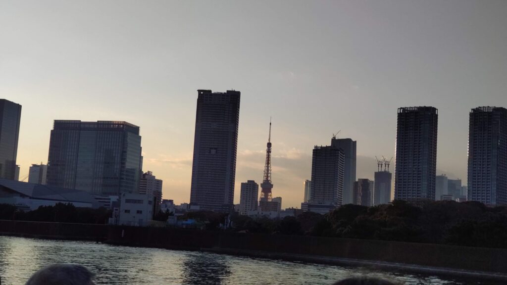 ビルの隙間の東京タワー 