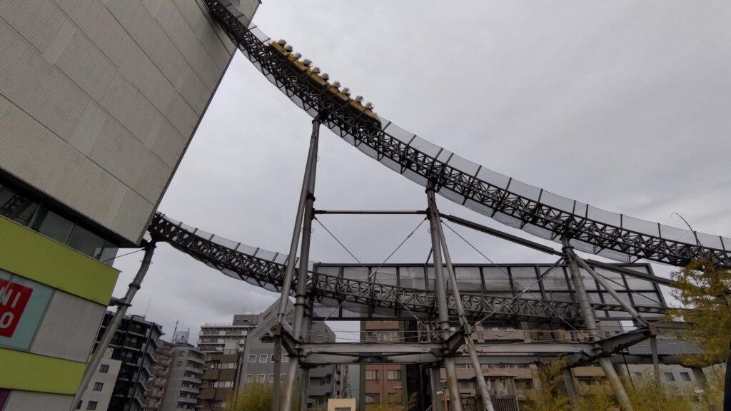 建物を横切るジェットコースター