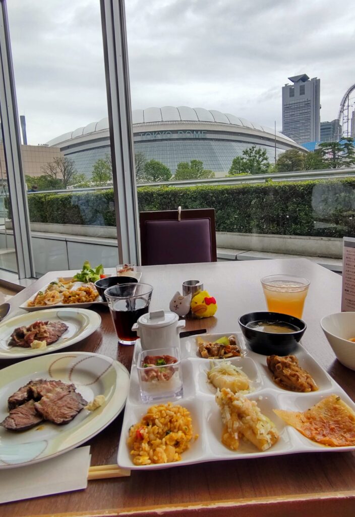 本日のランチと窓からの景色