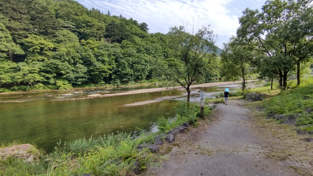 鬼怒川沿いを歩く