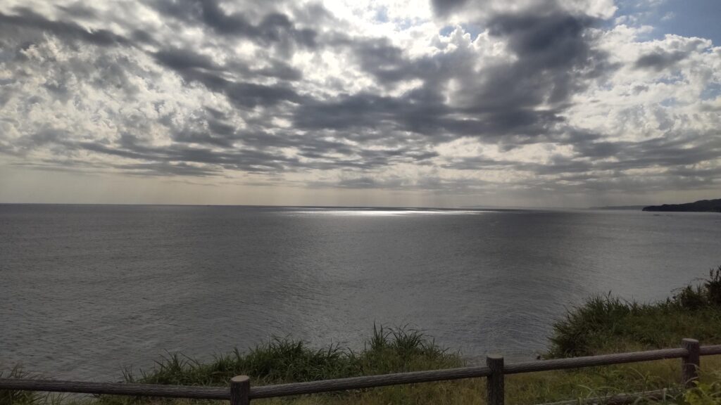 海面に日光が差し込む