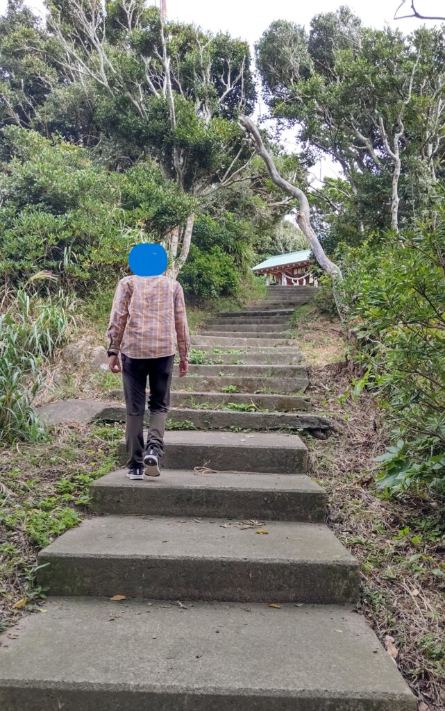 神社までの階段