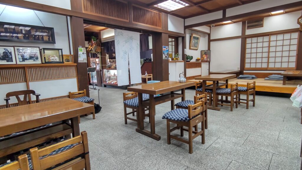 高木屋老舗の店内