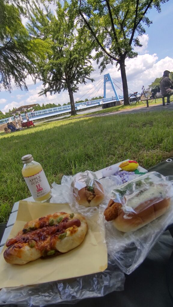 総菜パンと木陰の風景