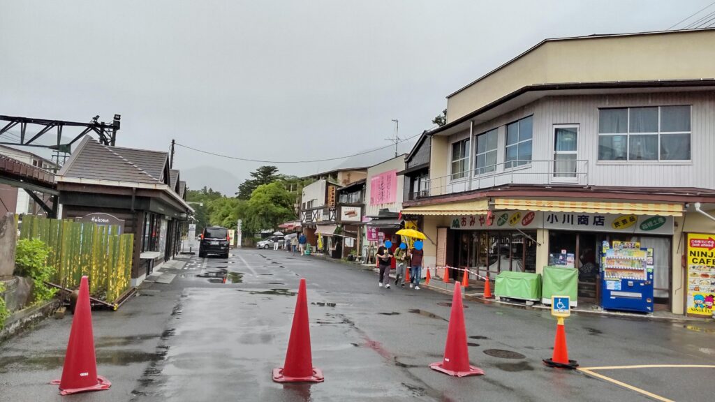 強羅駅前の通り