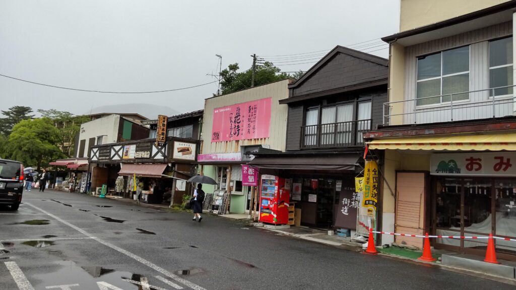 駅前の店