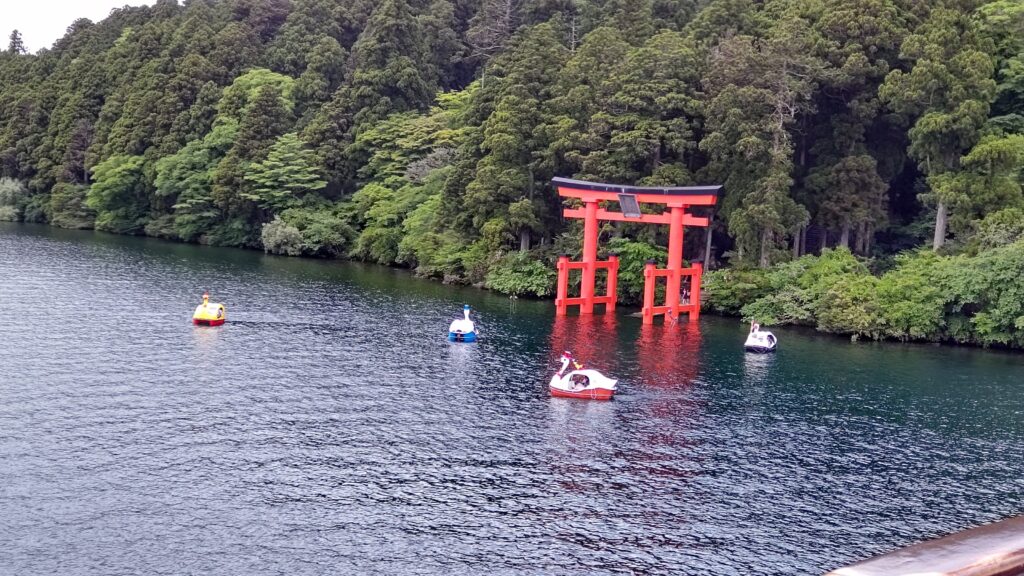 鳥居に接近するアヒルボート