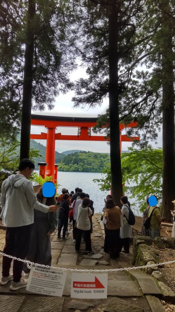 平和の鳥居を撮影する人だかり