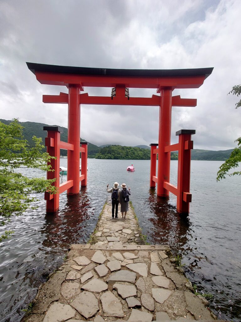 平和の鳥居で記念撮影