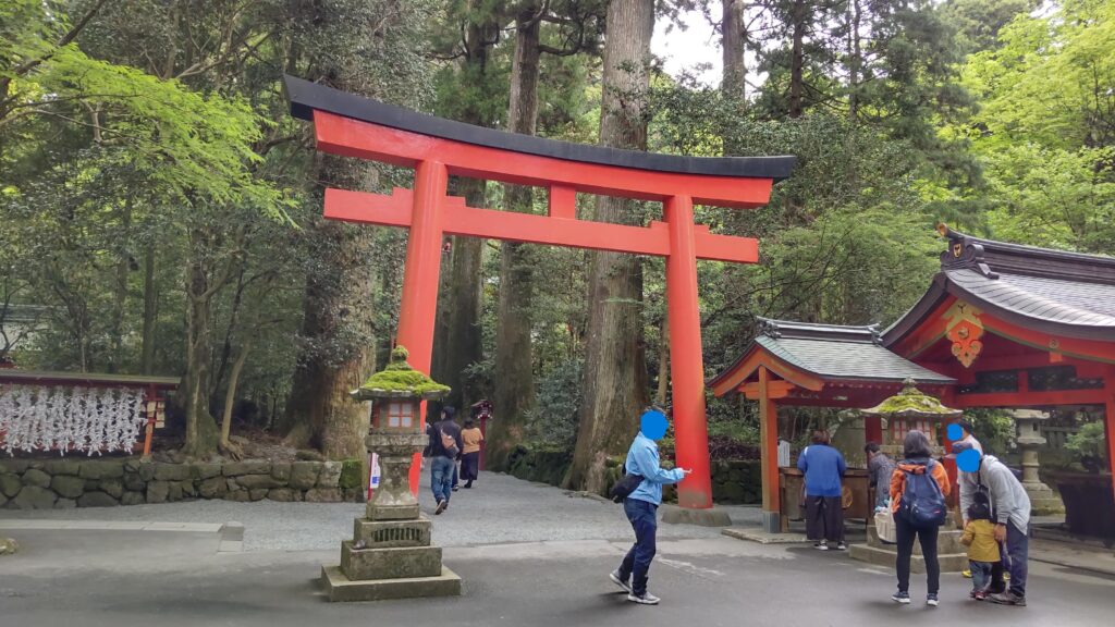 石段前の鳥居と手水舎