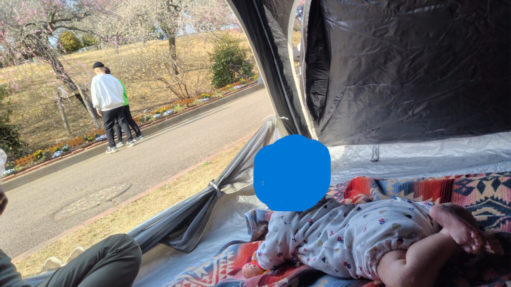 ゴロンと寝転がる息子